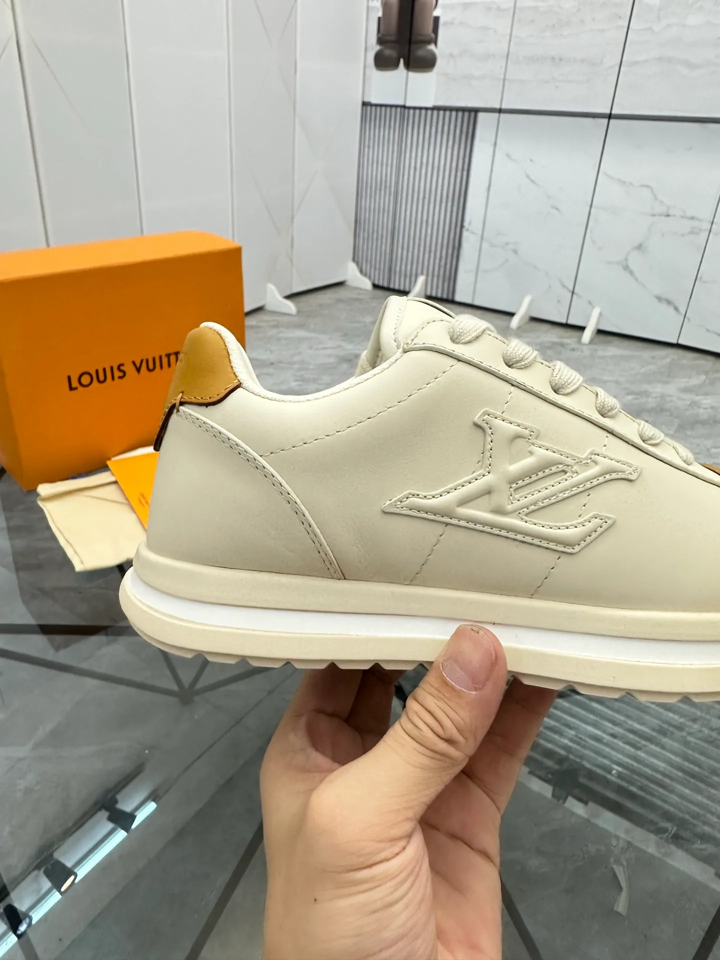 Men's shoes: 💰P700¥ Top quality Product trademark: LV* "Louis Vuitton*" low-top casual shoes Regular size: 35-45 (can be customized to 46) Couple style Product materials: Imported cowhide upper, breathable lining, original outsole. Number: two
